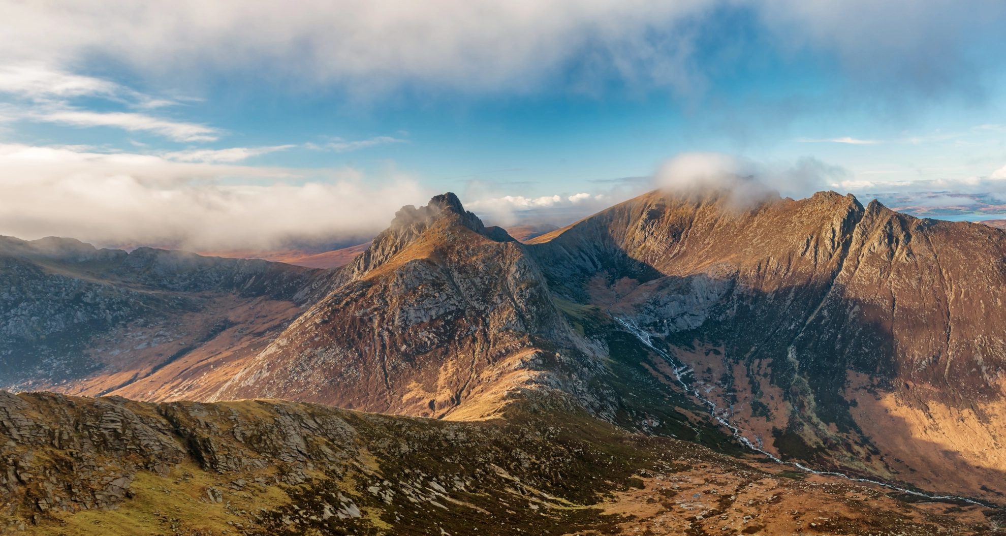 An image depicting the trail Beinn Nuis, Beinn Tarsuinn, Cir Mhor and Glen Rosa Loop and its surrounding area.