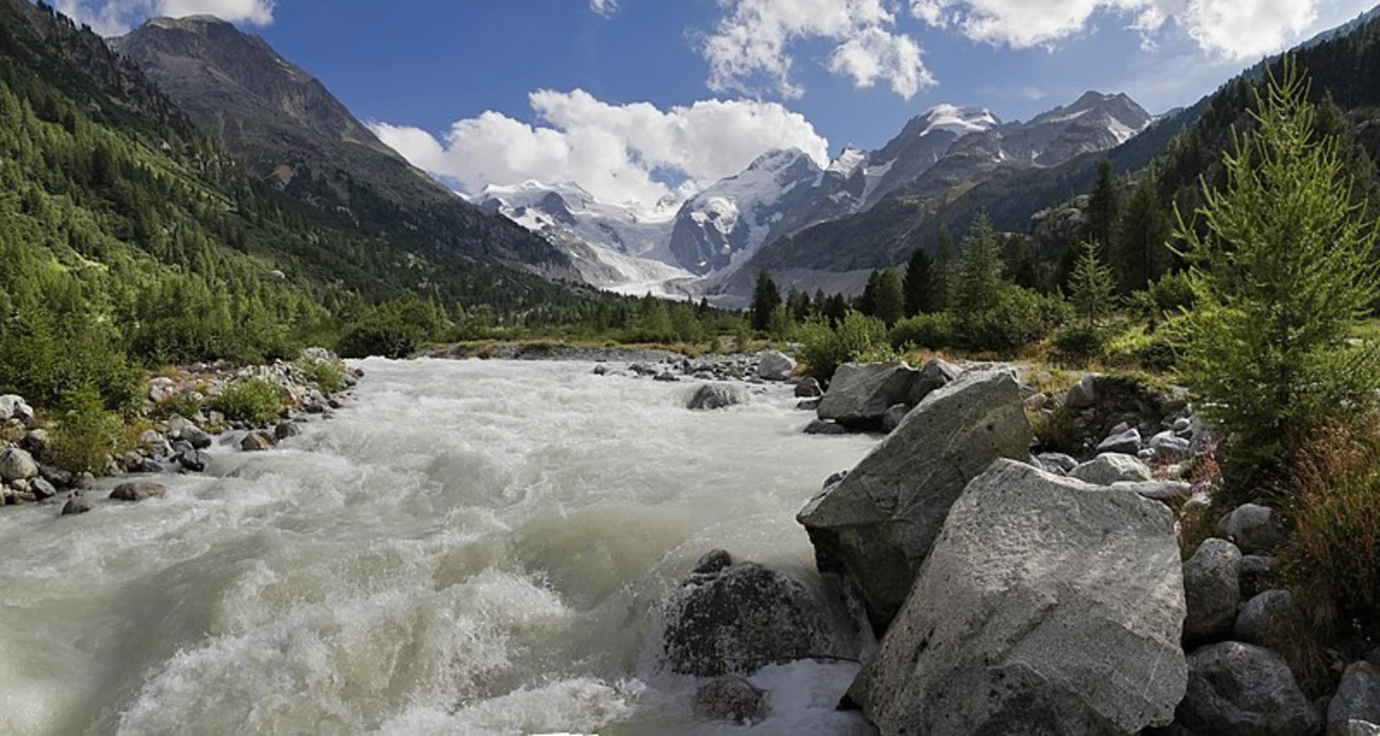 An image depicting the trail Morteratsch Glacier and the Boval Hut and its surrounding area.