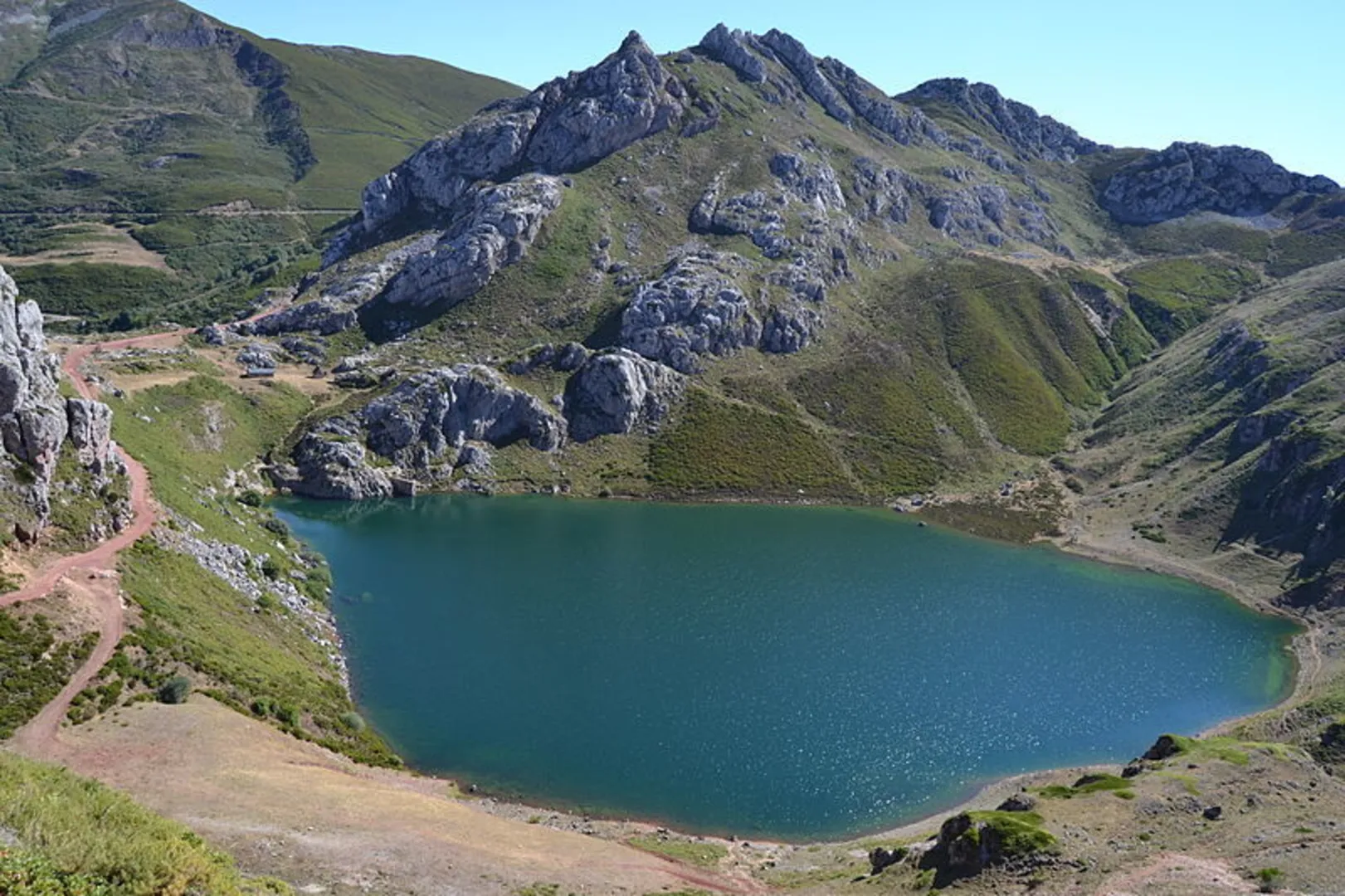 An image depicting the trail Route of the Lakes and its surrounding area.