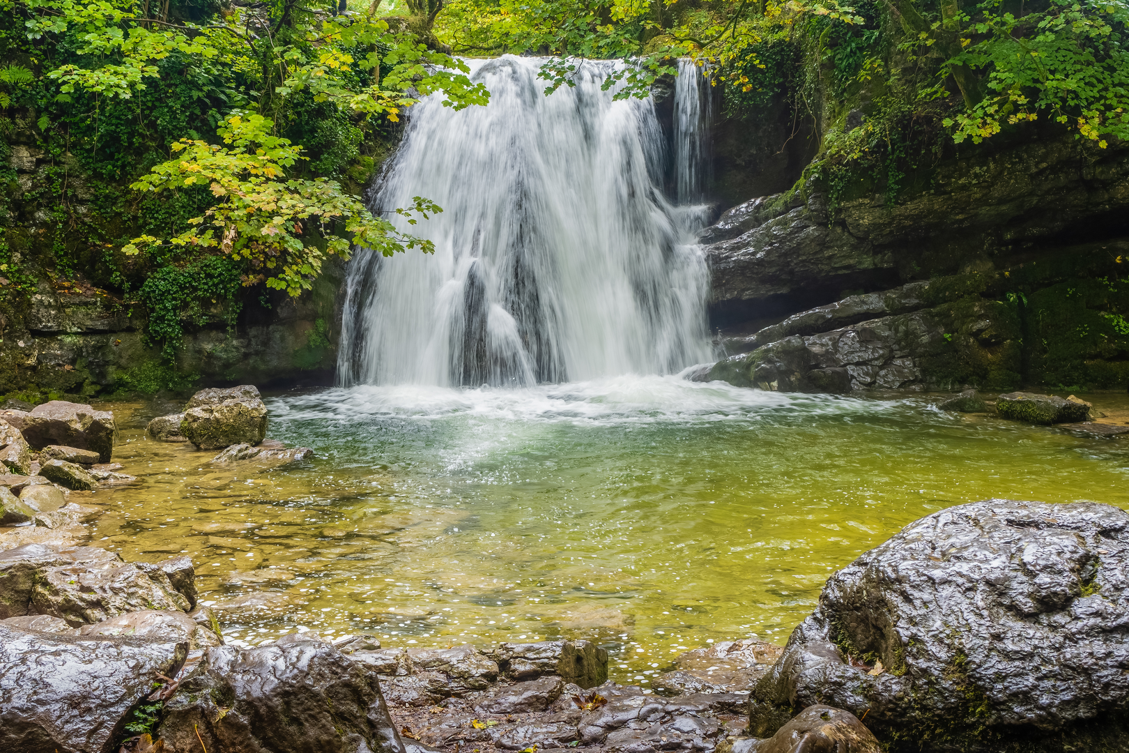 An image depicting the trail Gordale Scar Walk and its surrounding area.