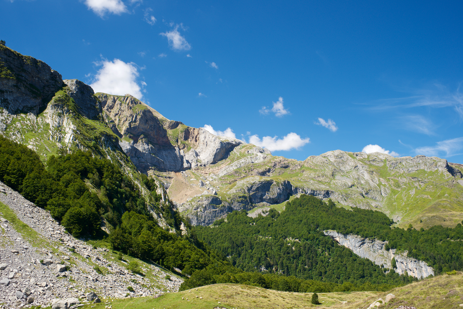 An image depicting the trail Camino Claviere-Candanchu via Arles and its surrounding area.